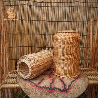 گلدان کنار سالنی حصیری