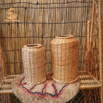 گلدان کنار سالنی حصیری